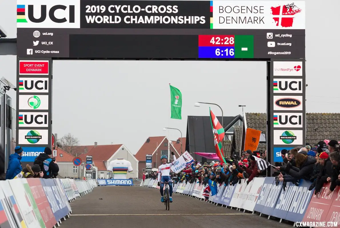 Ben Tulett defends his title. Junior Men, 2019 Cyclocross World Championships, Bogense, Denmark. © K. Keeler / Cyclocross Magazine