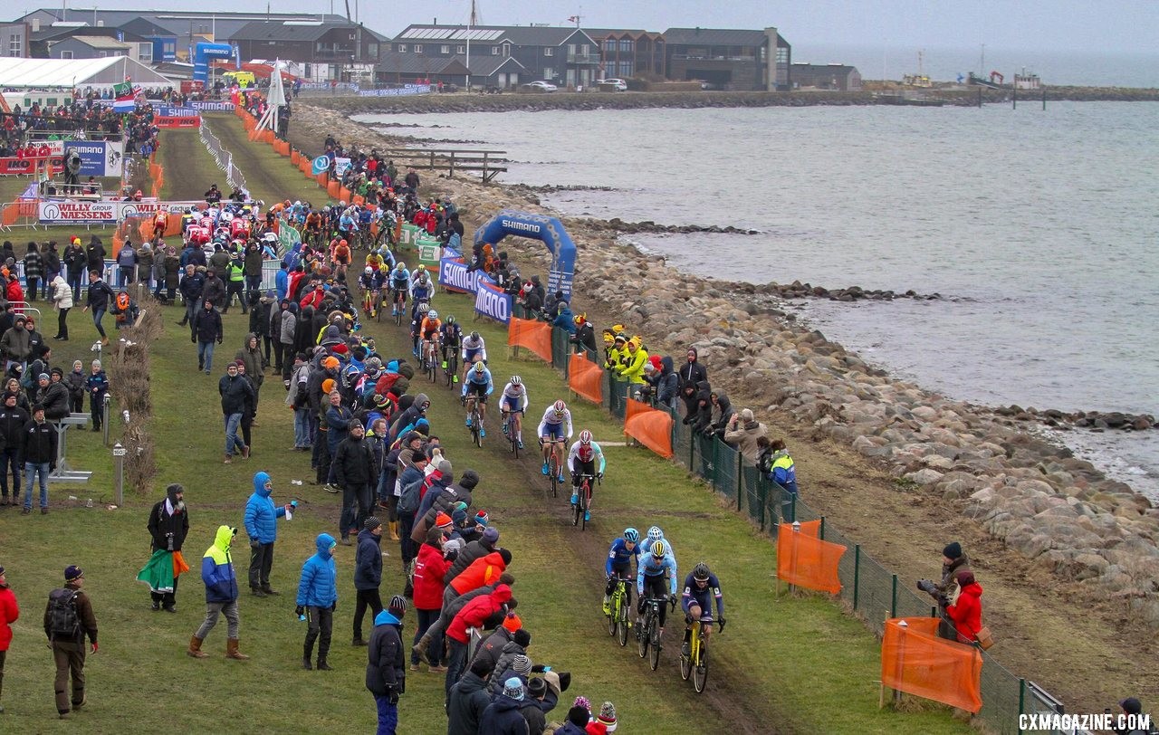 The race to the first climb. U23 Men, 2019 Cyclocross World Championships, Bogense, Denmark. © Cyclocross Magazine