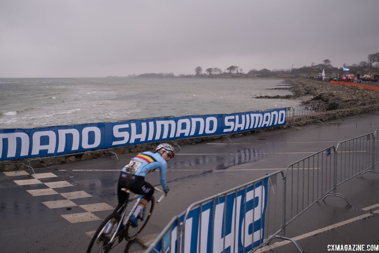 With one to go, Sanne Cant looks back to see where her Dutch chasers are at. 2019 Bogense Cyclocross World Championships, Denmark. © Patrick Means / Cyclocross Magazine