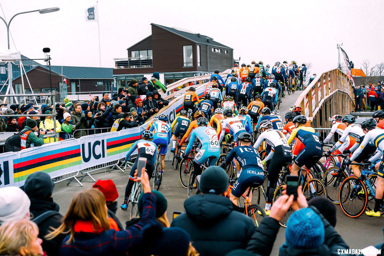 The U23 Men take to the course. 2019 Cyclocross World Championships, Bogense, Denmark. © Taylor Kruse / Cyclocross Magazine