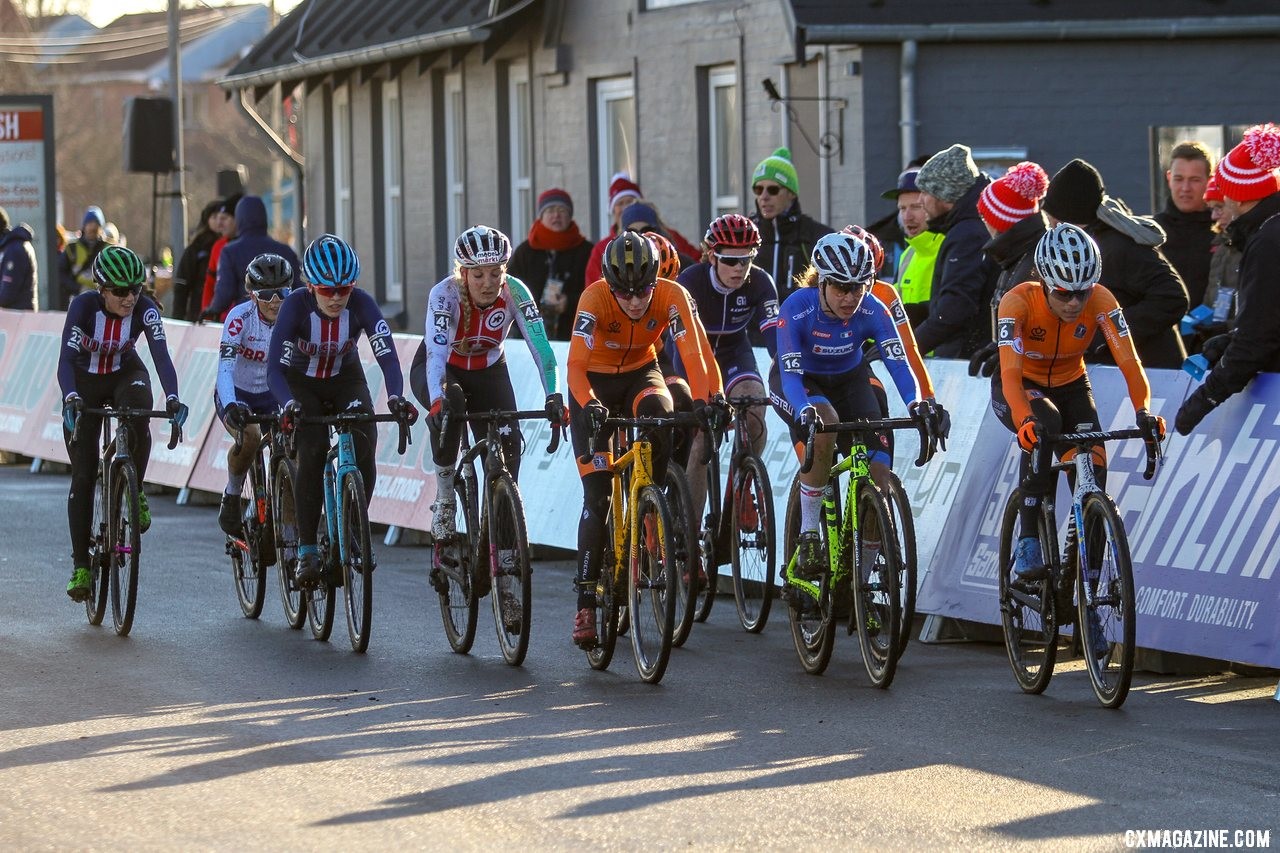 10 racers with a shot at a title, with two Americans in Clouse and Honsinger. U23 Women, 2019 Cyclocross World Championships, Bogense, Denmark. © B. Hazen / Cyclocross Magazine