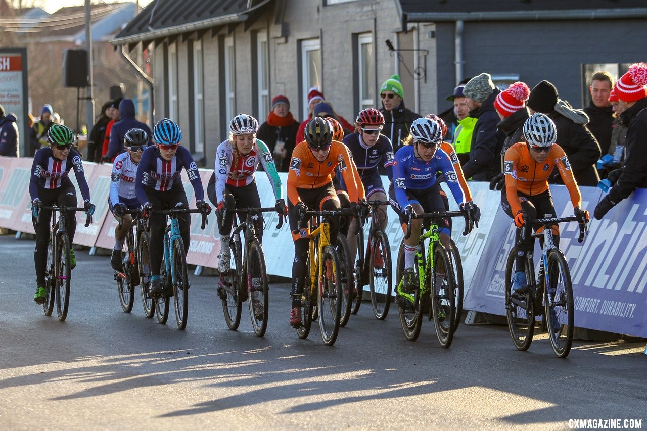 10 racers with a shot at a title, with two Americans in Clouse and Honsinger. U23 Women, 2019 Cyclocross World Championships, Bogense, Denmark. © B. Hazen / Cyclocross Magazine