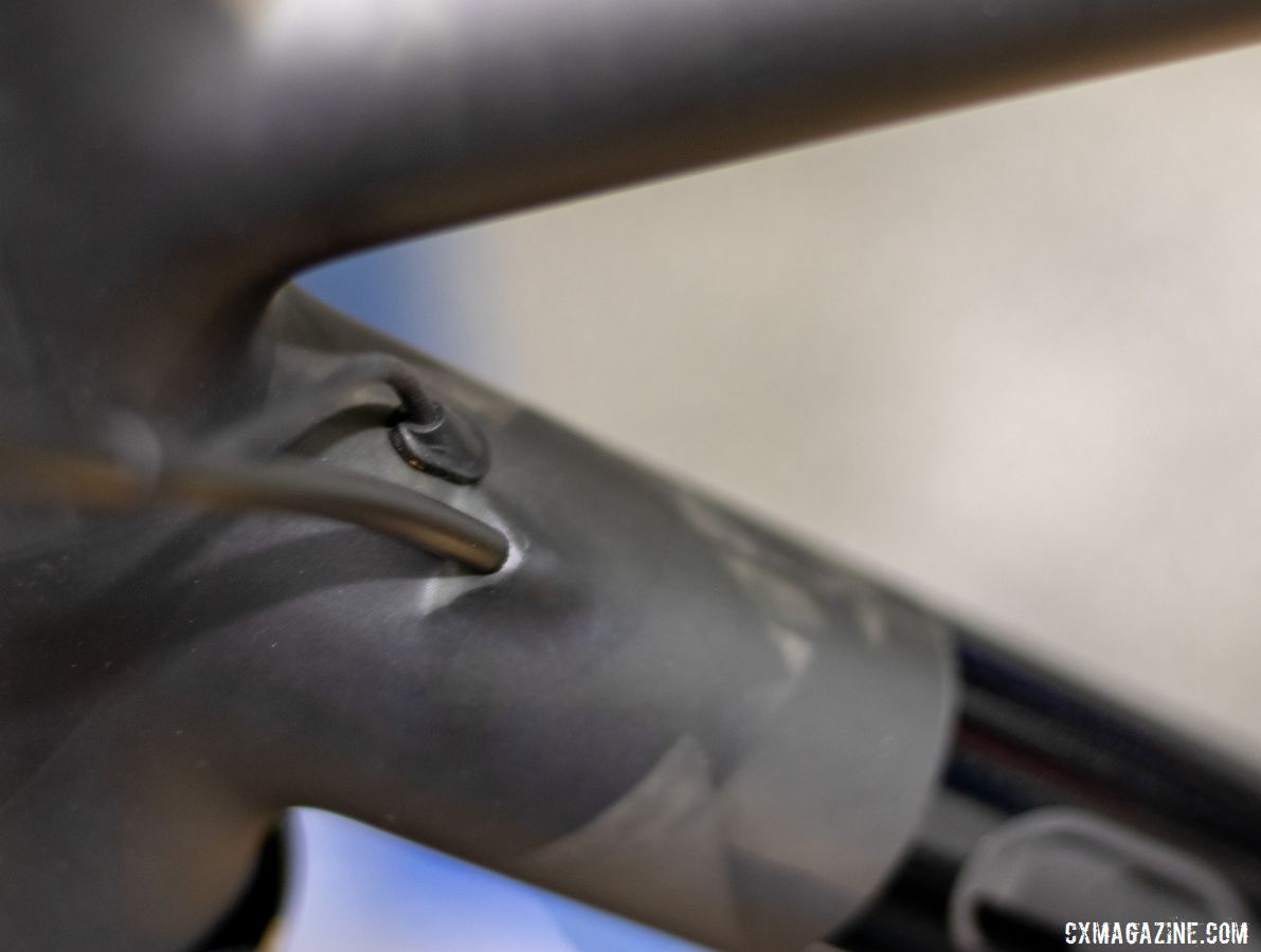 Crumpton's carbon gravel bike featured some of the cleanest internal routing we saw at the show. 2019 NAHBS Sacramento. © A. Yee / Cyclocross Magazine