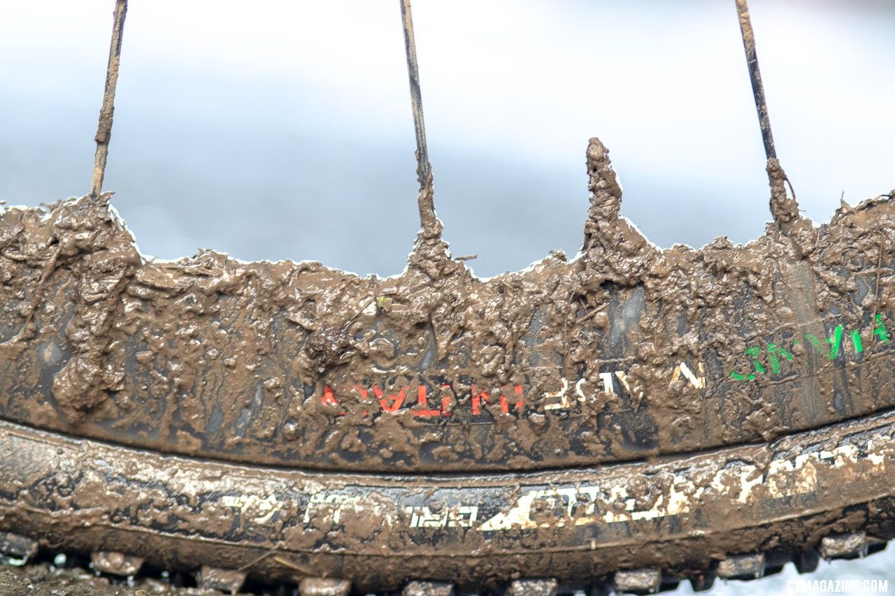 The Alchemist Z30 wheels were burp free and did their best to shed mud. The sharper edge accumulates less material than bullet-shape profiles. © A. Yee / Cyclocross Magazine