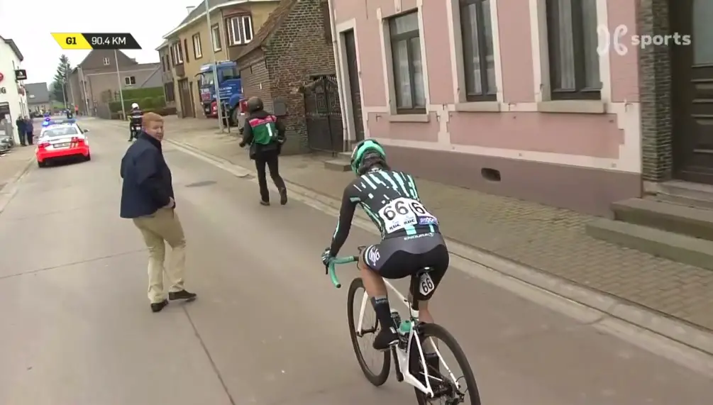 Hanselmann was eventually allowed to restart with her time gap on the peloton. photo: Proximus Sports live stream