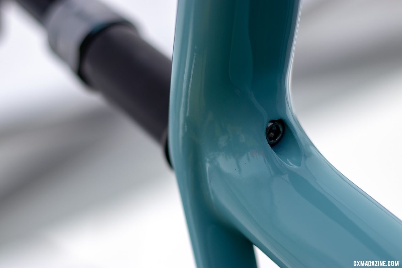 Vielo prioritizes clean lines and hides the seat clamp bolt underneath the top tube. The Vielo V+1 UDG carbon gravel bike. 2019 Sea Otter Classic. © A. Yee / Cyclocross Magazine