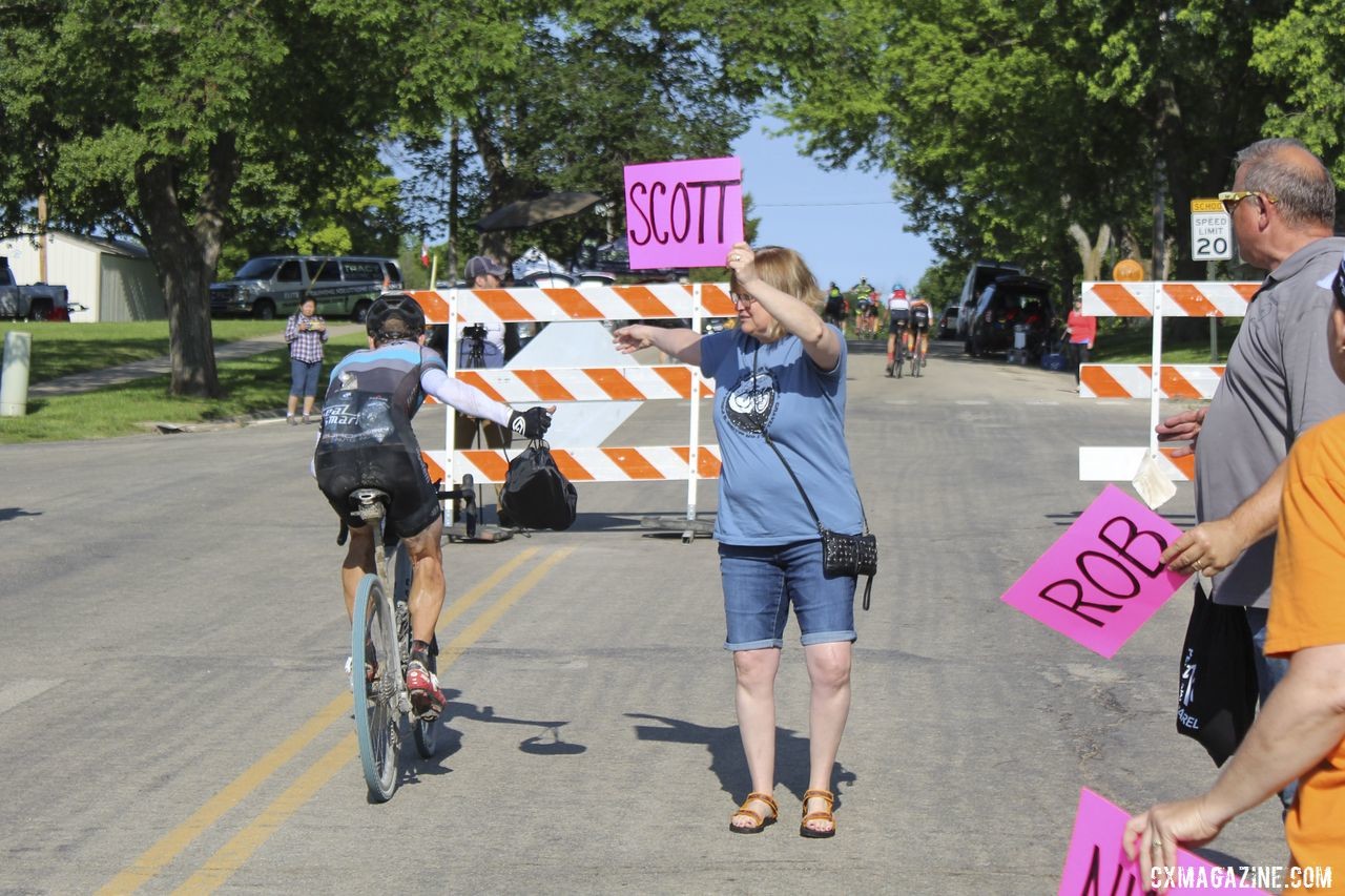 Scott Moninger grabs his feed bag and goes. 2019 Dirty Kanza 200, Panaracer / Factor p/b Bicycle X-Change Checkpoint 1. © Z. Schuster / Cyclocross Magazine