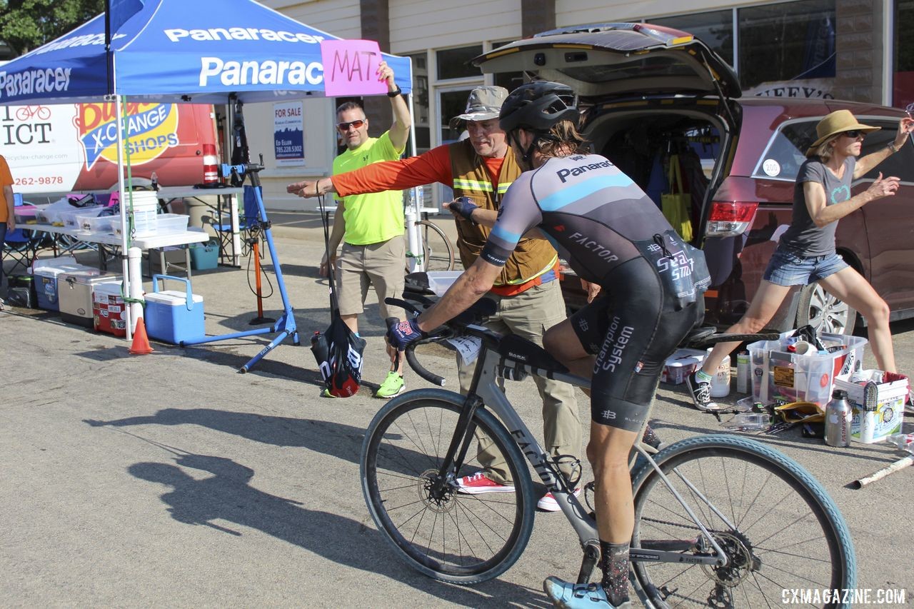 Dan Szokarski and Matt Mason helped Mat Stephens get his feed bag. 2019 Dirty Kanza 200, Panaracer / Factor p/b Bicycle X-Change Checkpoint 1. © Z. Schuster / Cyclocross Magazine