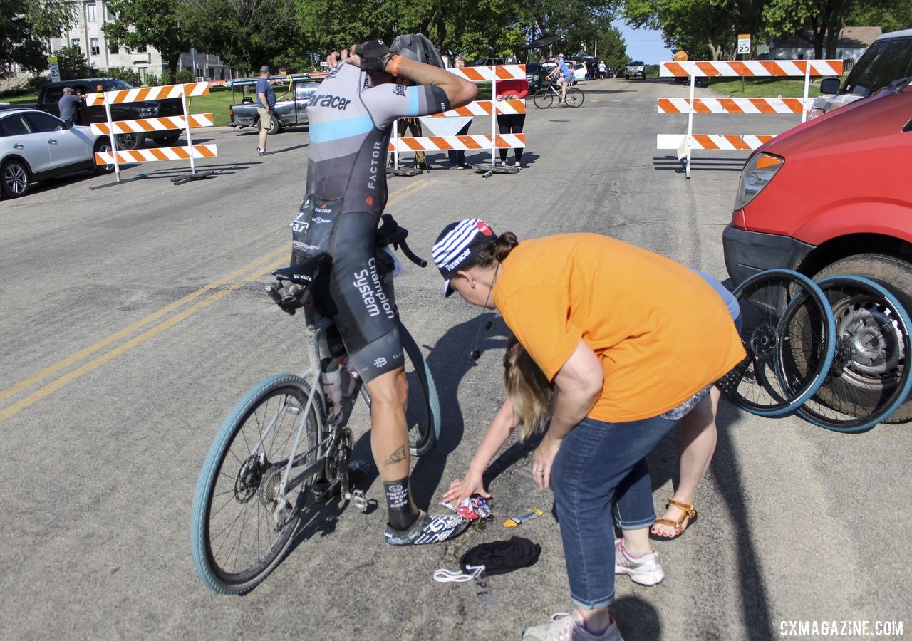 Bell opted to stop and take a few while cooling off. 2019 Dirty Kanza 200, Panaracer / Factor p/b Bicycle X-Change Checkpoint 1. © Z. Schuster / Cyclocross Magazine