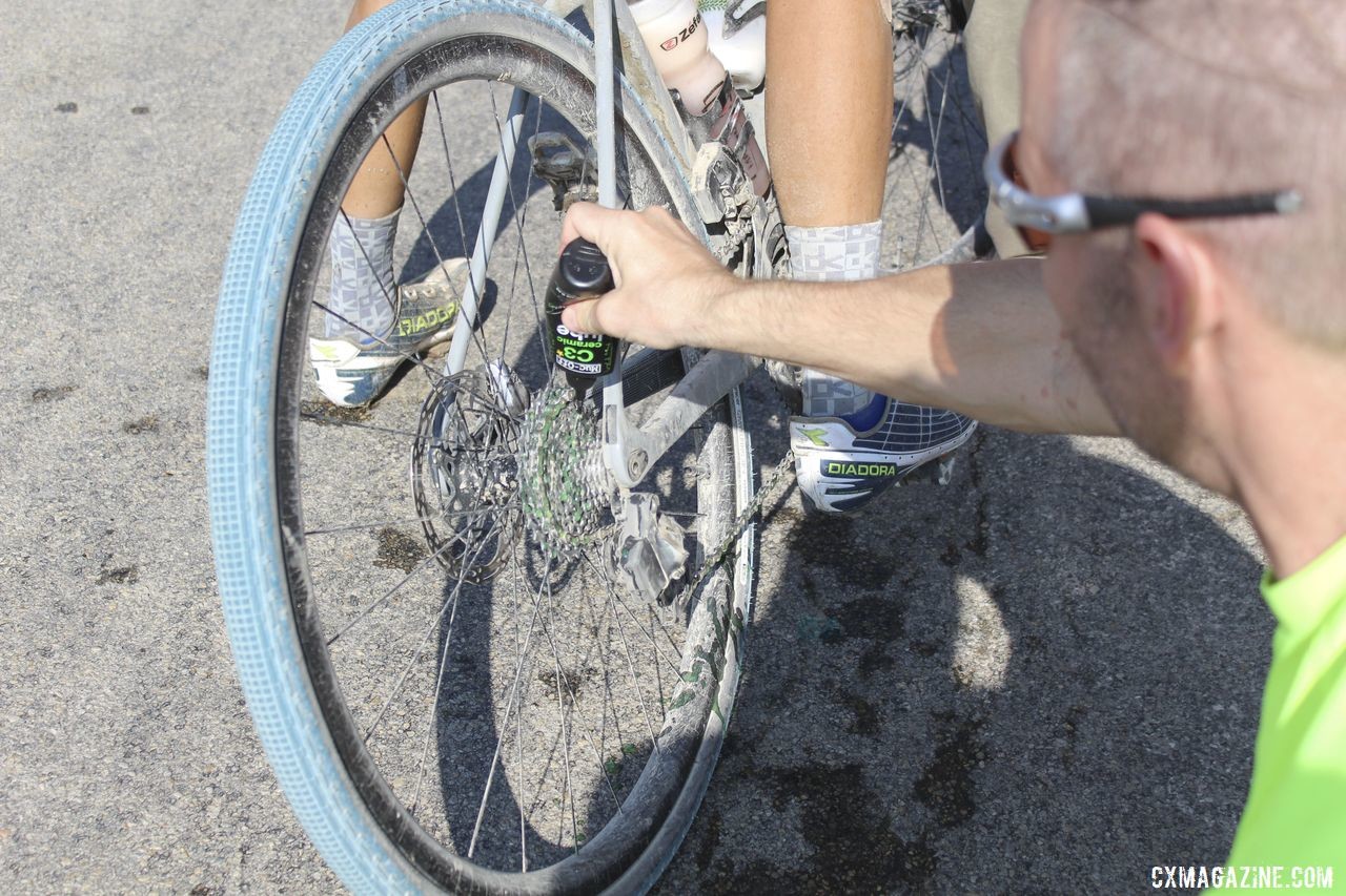 Matt Mason lubes Takeshita's chain while she restocks on food and water. 2019 Dirty Kanza 200, Panaracer / Factor p/b Bicycle X-Change Checkpoint 1. © Z. Schuster / Cyclocross Magazine