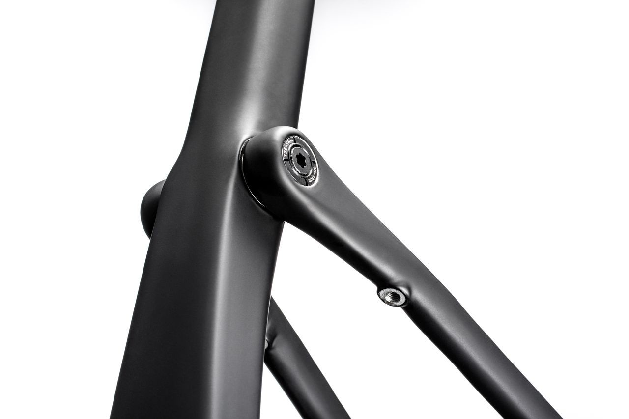The Kingpin system is a thru-axle pivot that joins the seat tube and seat stays. Cannondale Topstone Crb Gravel Bike Release. © Cannondale