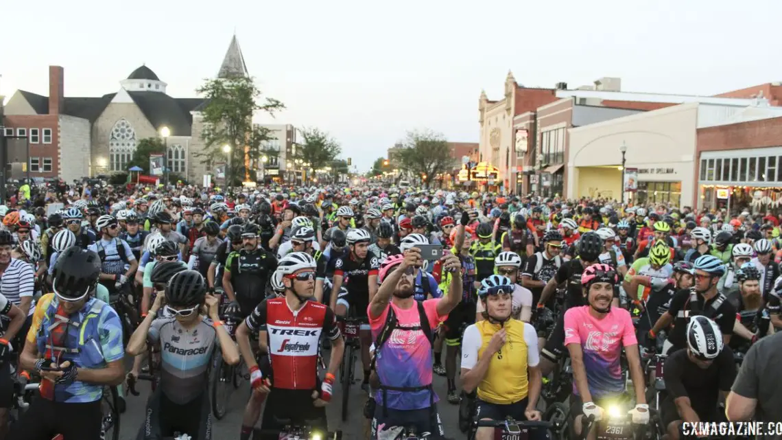 Lemme take a selfie. 2019 Dirty Kanza 200 Gravel Race. © Z. Schuster / Cyclocross Magazine