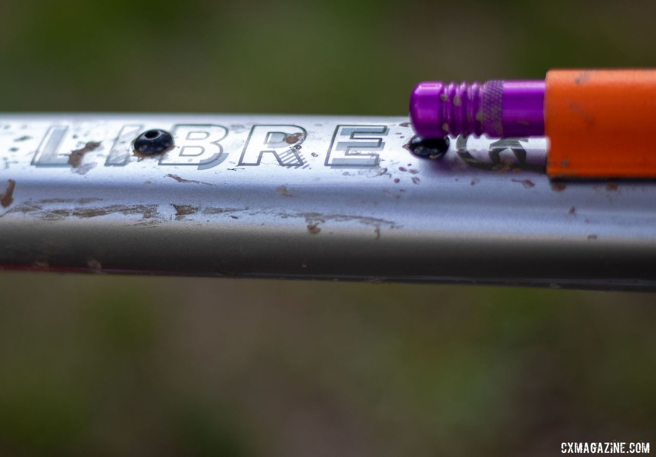 The Libre has mounting points for a top tube bag, but Wicks brought only a small plug kit. Barry Wicks' 2020 Team Edition Kona LIbre. 2019 Lost and Found gravel race. © A. Yee / Cyclocross Magazine