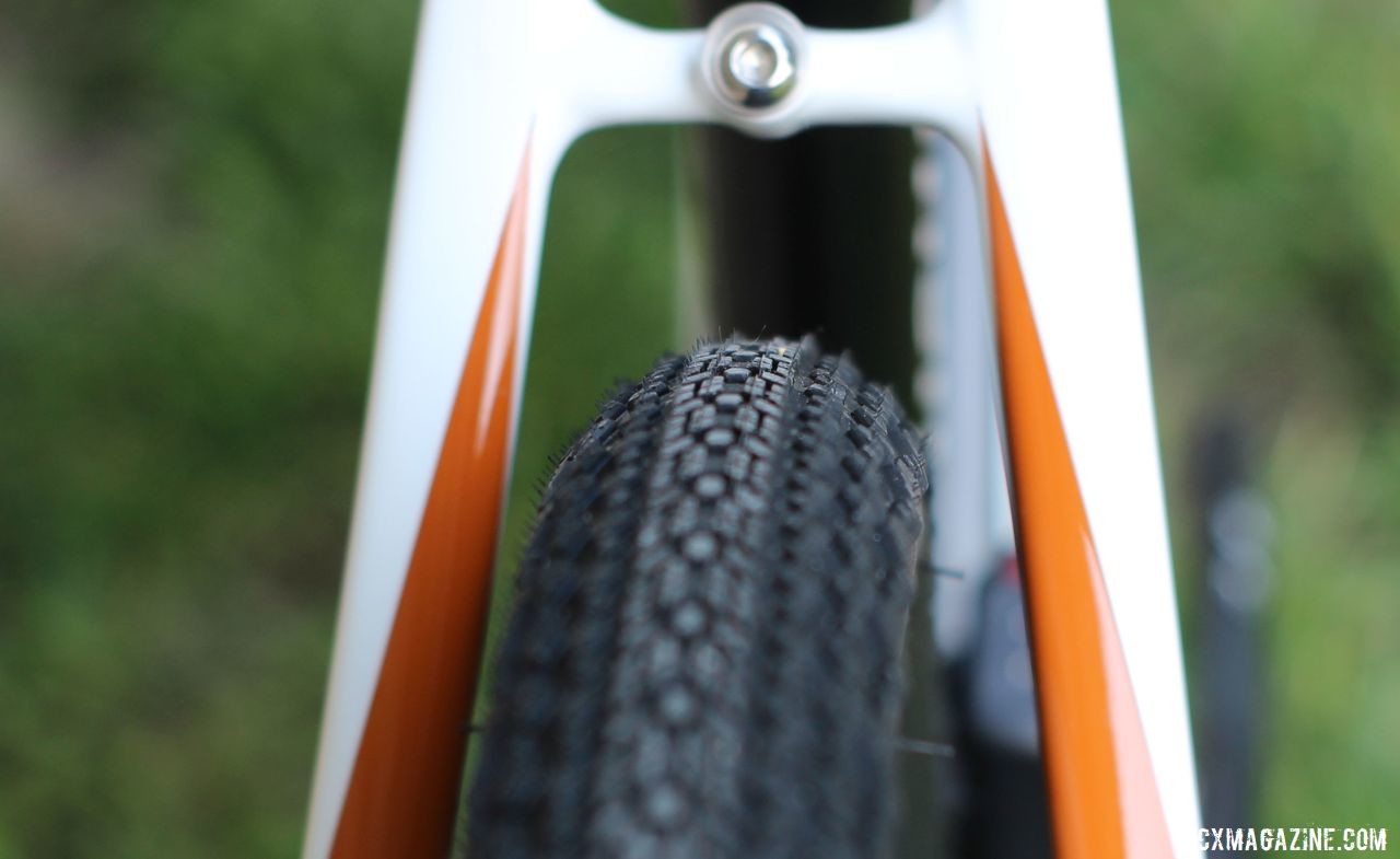 The Hogback has claimed clearance for tires as wide as 700c x 45mm. The 40mm tires on the demo bike fit just fine. Blue Hogback Gravel Bike, 2019 Dirty Kanza Expo. © Z. Schuster / Cyclocross Magazine