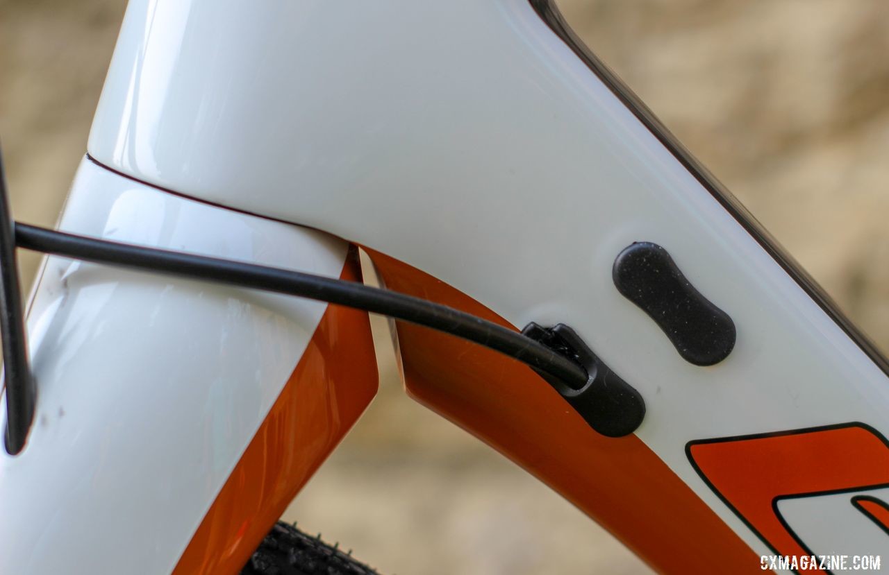 Cables are routed internally through both the frame and fork. Blue Hogback Gravel Bike, 2019 Dirty Kanza Expo. © Z. Schuster / Cyclocross Magazine