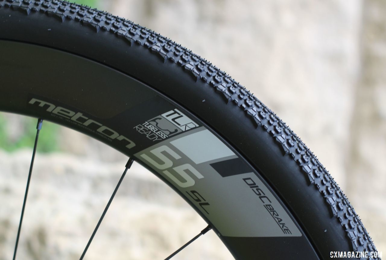 Vision Metron 55 SL carbon tubeless clinchers are available as an upgrade. Blue Hogback Gravel Bike, 2019 Dirty Kanza Expo. © Z. Schuster / Cyclocross Magazine