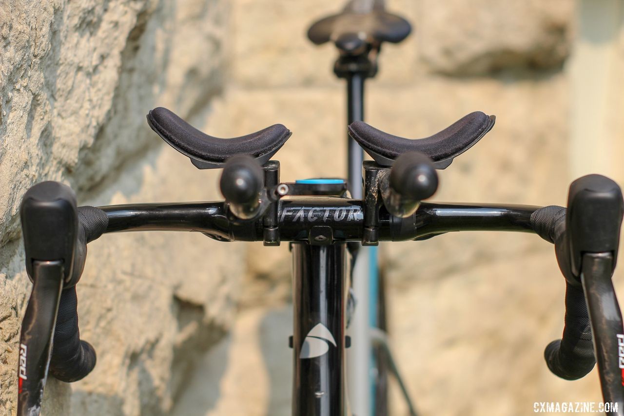 Factor redesigned the handlebar on the Vista to fit the team's aero bar clip-ons. Mat Stephens' 2019 DK200 Factor Vista Gravel Bike. © Z. Schuster / Cyclocross Magazine