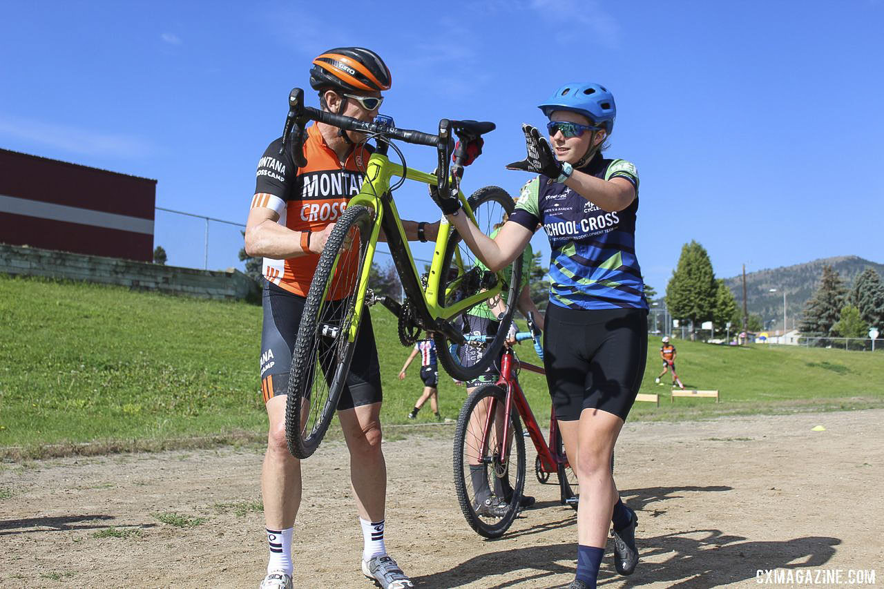 Linnea Sunderland practices the shoulder exchange drill. 2019 Women's MontanaCrossCamp, Friday. © Z. Schuster / Cyclocross Magazine