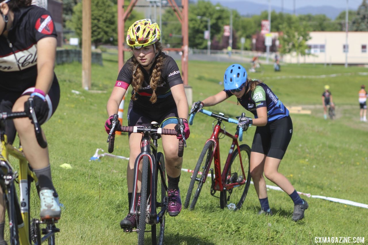 Juliann Vanderhaegan focuses ahead. 2019 Women's MontanaCrossCamp, Friday. © Z. Schuster / Cyclocross Magazine