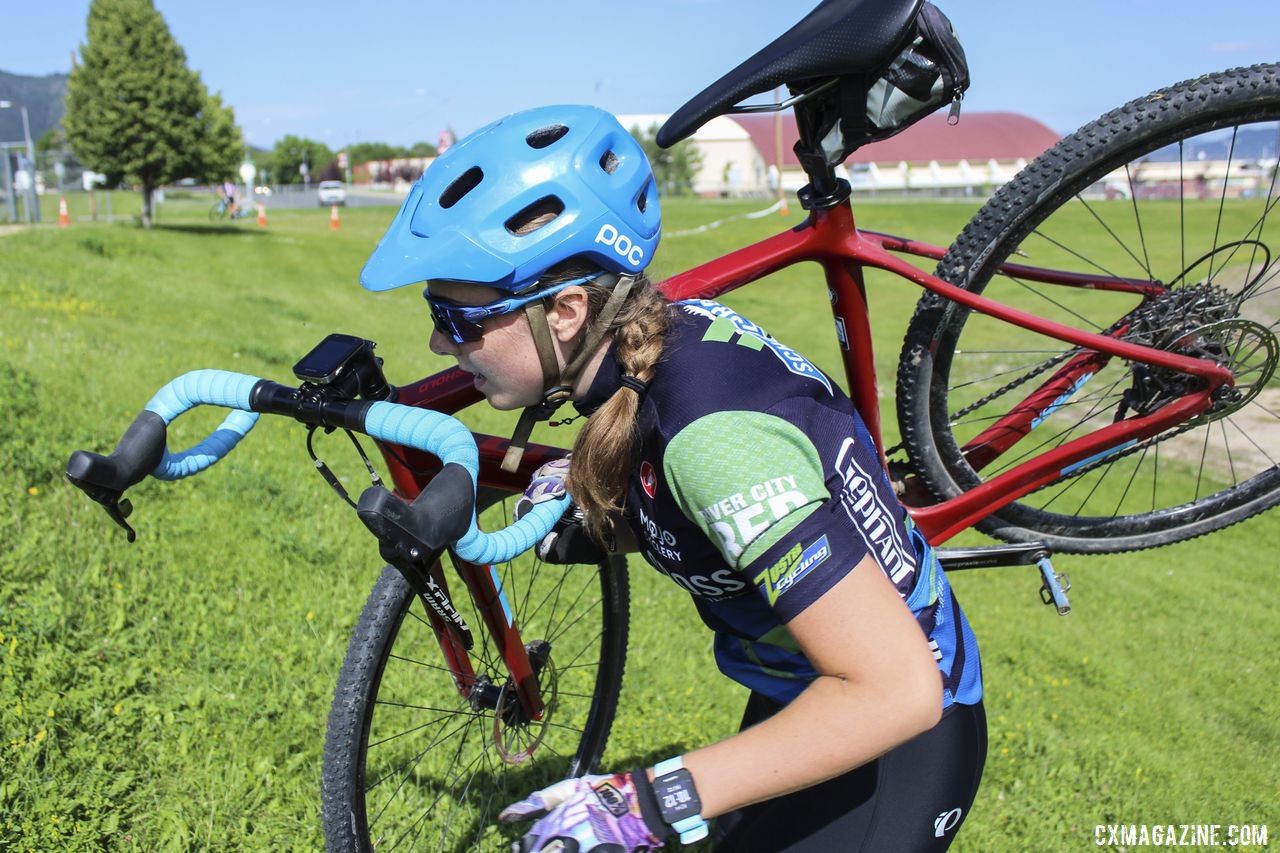 Linnea Sunderland shoulders her bike. 2019 Women's MontanaCrossCamp, Friday. © Z. Schuster / Cyclocross Magazine