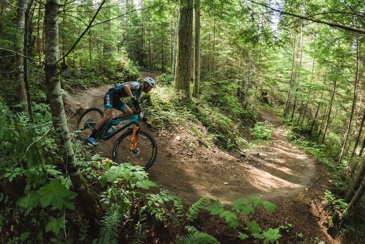 Geoff Kabush chases after race leader Felix Burke. © Dave Silver Photography / BC Bike Race