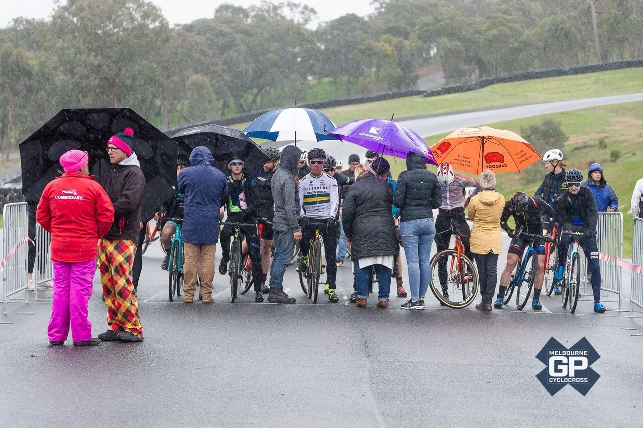 The Elite Men get the umbrella treatment during the rainy start. 2019 MELGPCX Day 2, Melbourne, Australia. © Ernesto Arriagada