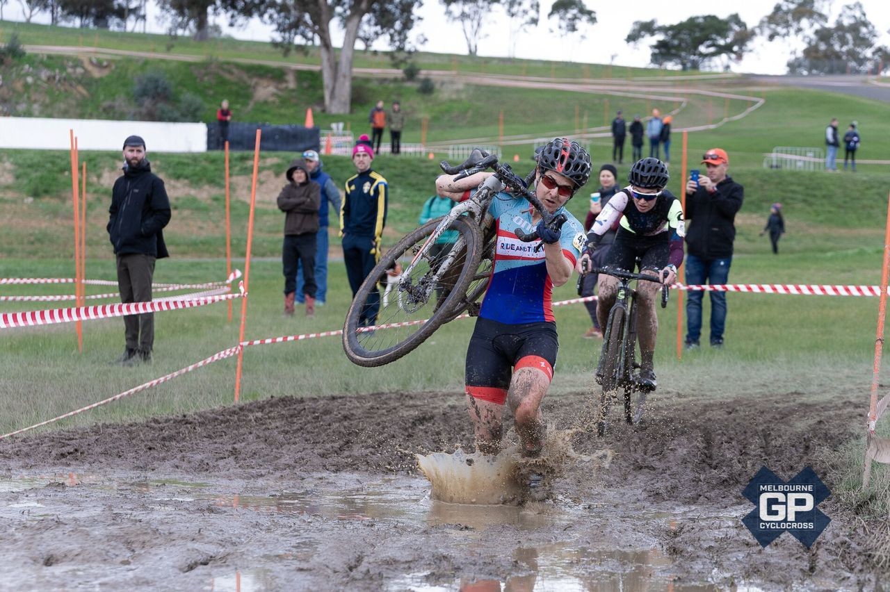 Claire Aubrey shoulders through the mud. 2019 MELGPCX Day 2, Melbourne, Australia. © Ernesto Arriagada