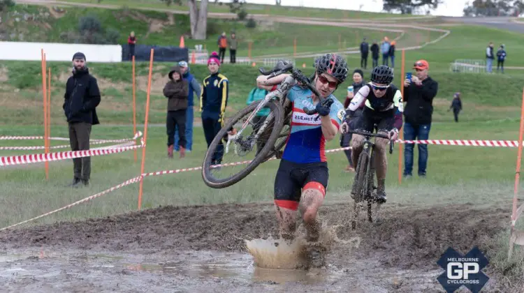 Claire Aubrey shoulders through the mud. 2019 MELGPCX Day 2, Melbourne, Australia. © Ernesto Arriagada