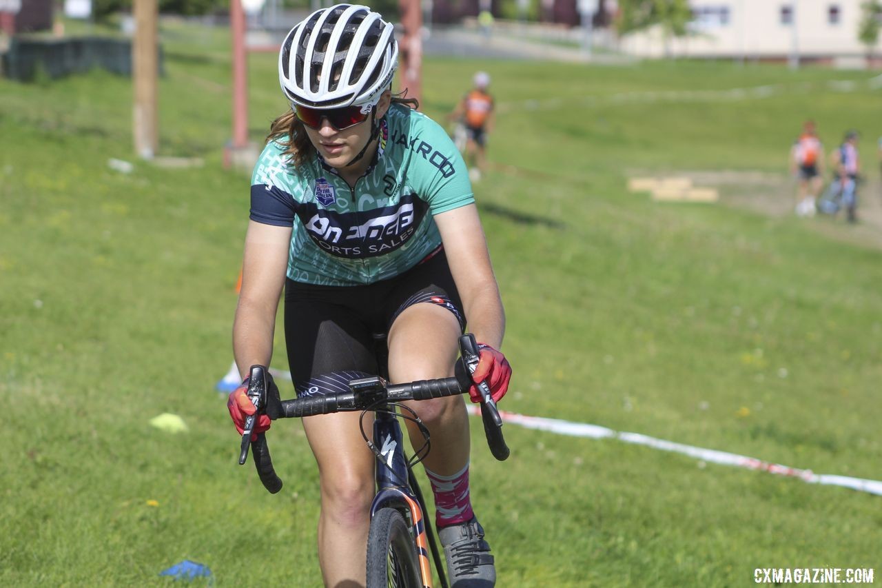 Eleanor Dyas focuses during the relay race. 2019 Women's MontanaCrossCamp. © Z. Schuster / Cyclocross Magazine