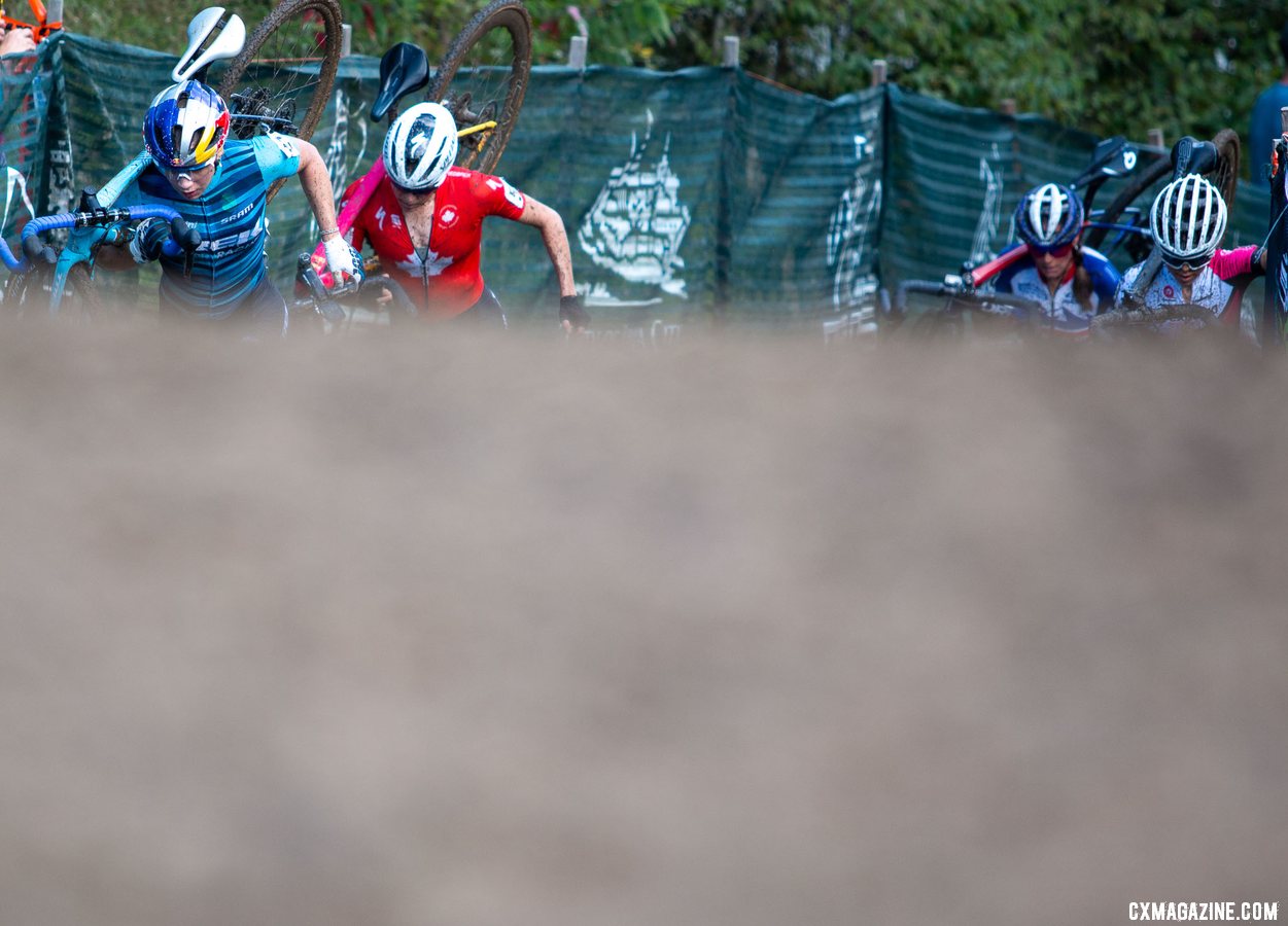 Richards, Rochette, Nash and Kay, the leaders on the run-up. 2019 Jingle Cross Sunday UCI C1, Elite Women. © A. Yee / Cyclocross Magazine