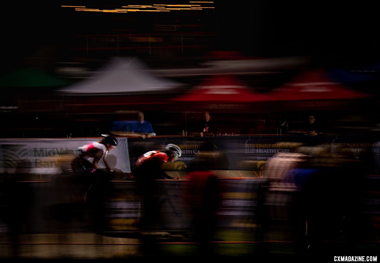 Jenn Jackson outsprints Manon Bakker. © A. Yee / Cyclocross Magazine