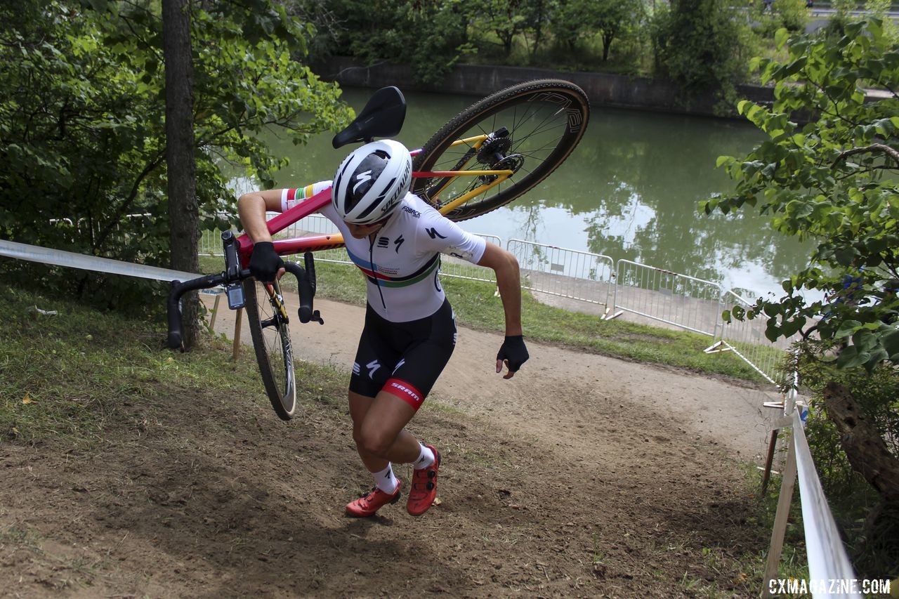 Running was a point of emphasis for Maghalie Rochette on Sunday. 2019 Rochester Cyclocross Day 2. © Z. Schuster / Cyclocross Magazine