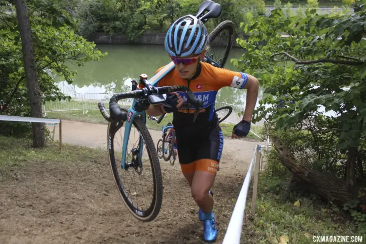 Clara Honsinger runs up The Wall run-up. 2019 Rochester Cyclocross Day 2. © Z. Schuster / Cyclocross Magazine
