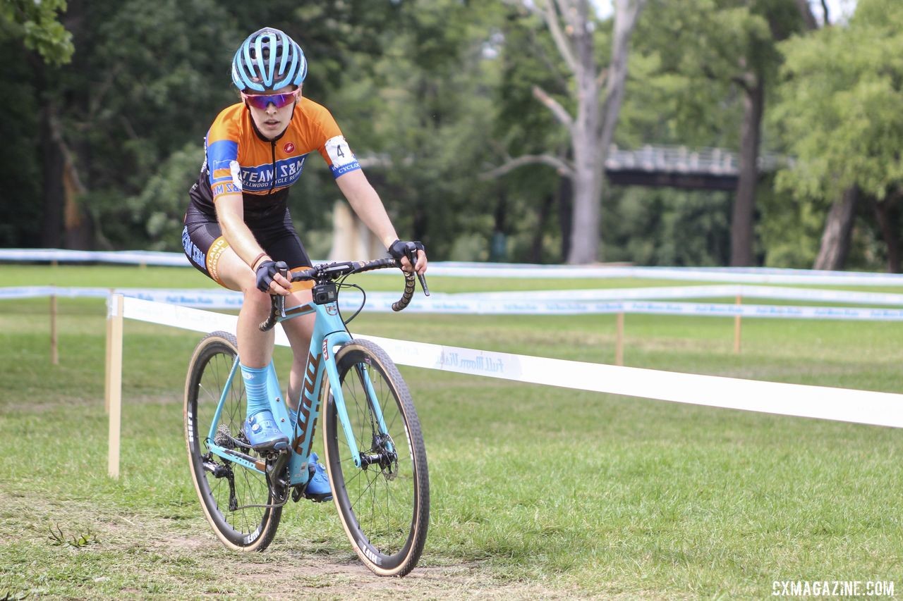 Clara Honsinger kept the pressure on while riding in second. 2019 Rochester Cyclocross Day 2. © Z. Schuster / Cyclocross Magazine