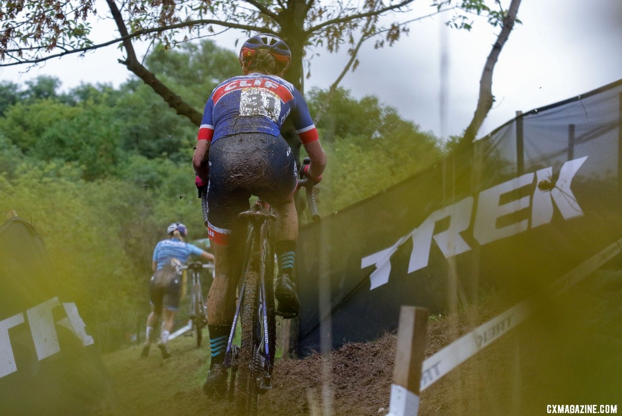 Katerina Nash hunted down Evie Richards in the first lap. 2019 World Cup Waterloo, Elite Women. © D. Mable / Cyclocross Magazine