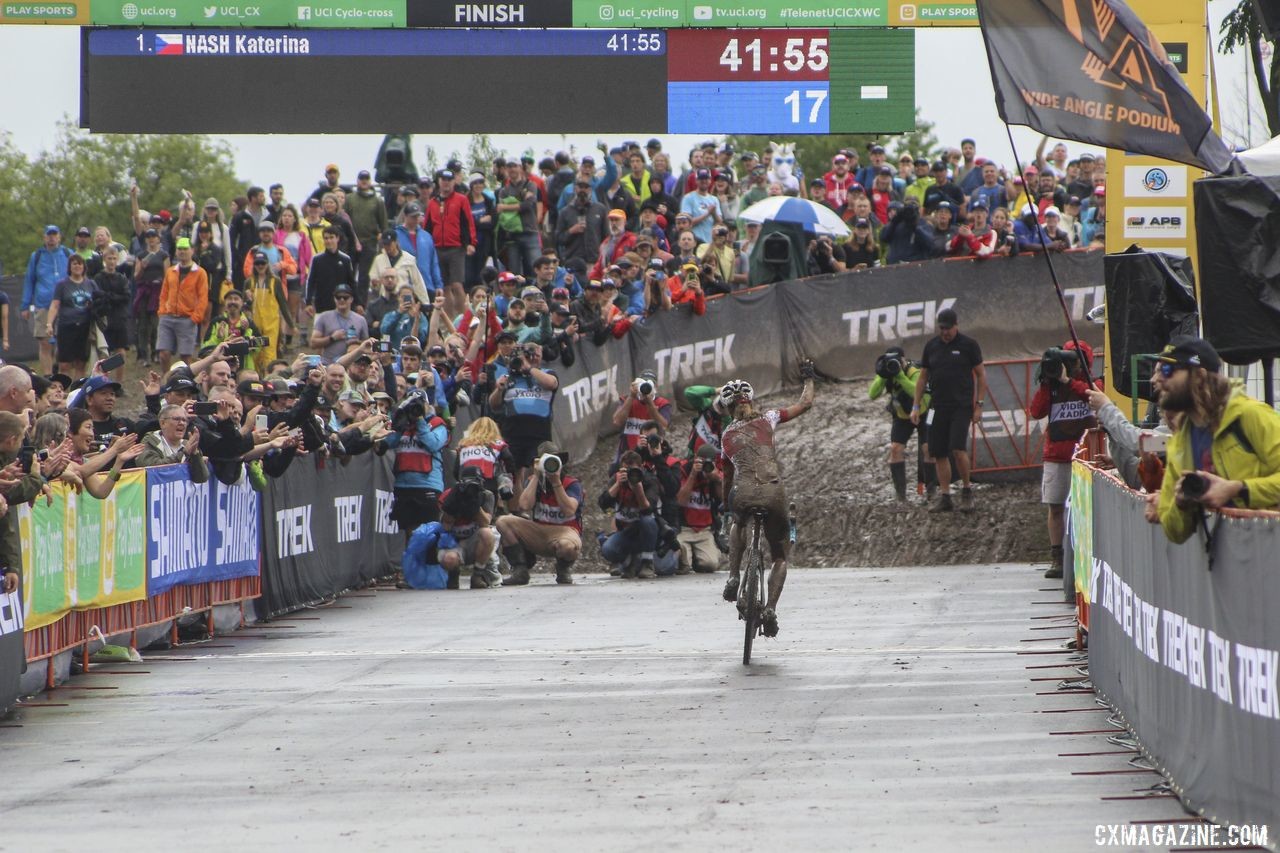 Jolanda Neff waves to fans after finishing second in Waterloo. 2019 World Cup Waterloo. © Z. Schuster / Cyclocross Magazine