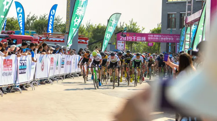 The Elite Men take the start at the 2019 Qiansen Trophy cyclocross race #2 at Fengfeng station. photo: Masakazu Abe