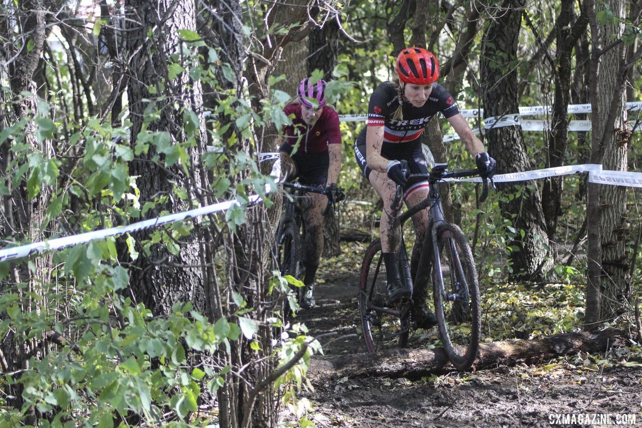 April Beard and Sydney Guagliardo battle at the front of the race. 2019 Sunrise Park Cyclocross, Chicago Cross Cup. © Z. Schuster / Cyclocross Magazine