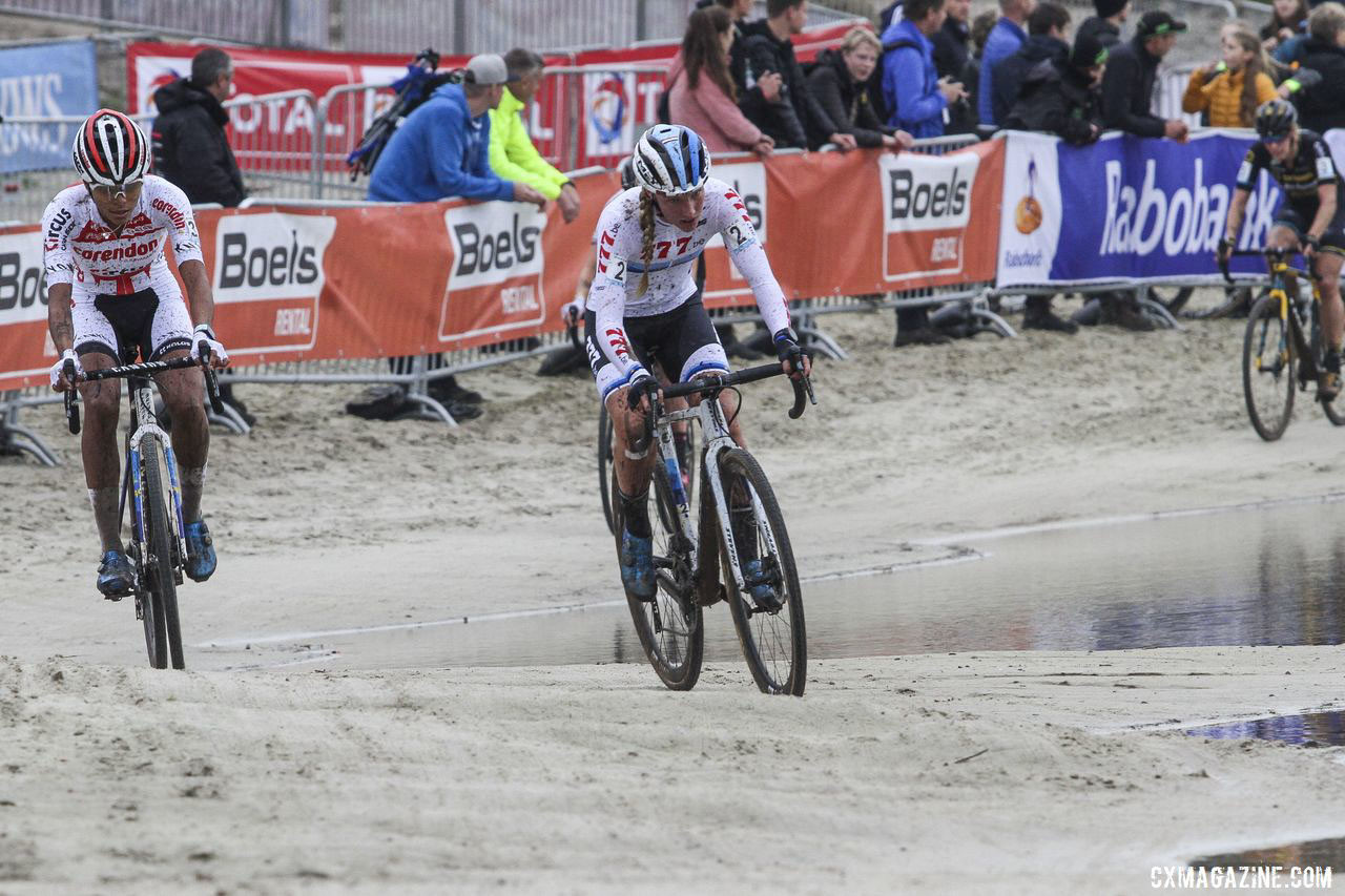 Riders took different lines along the beach. 2019 Superprestige Gieten. © B. Hazen / Cyclocross Magazine