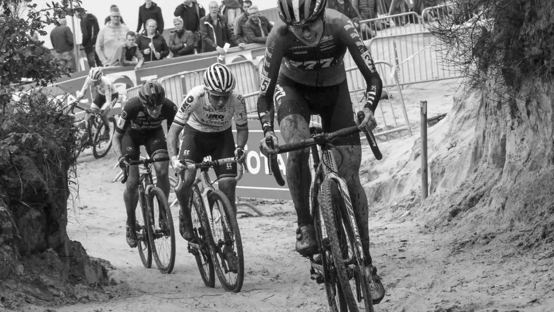 Yara Kastelijn leads a group of riders early on. 2019 Superprestige Gieten. © B. Hazen / Cyclocross Magazine