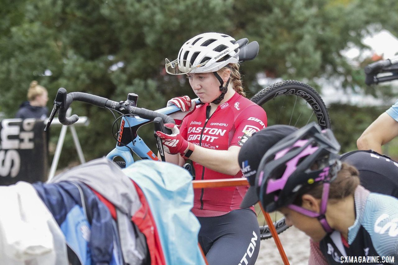 Bridget Tooley carries her bike to the World Cup start line, keeping it out of the mud. © D. Mable / Cyclocross Magazine