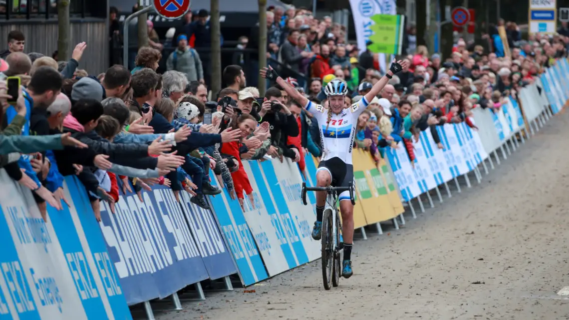 Annemarie Worst celebrates her win at World Cup Bern. © Steffen Müssiggang