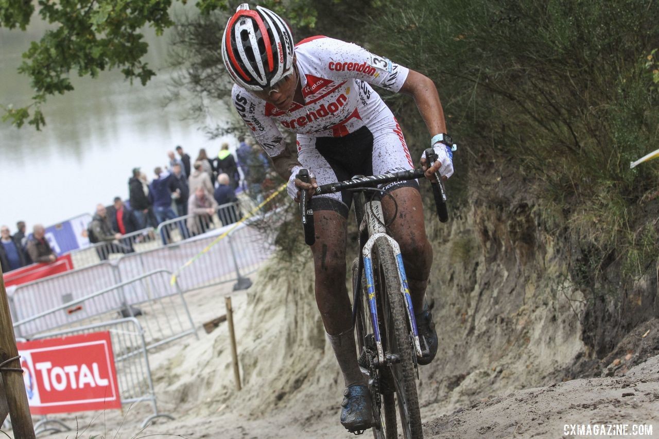 Ceylin del Carmen Alvarado powers away from the field. 2019 Superprestige Gieten. © B. Hazen / Cyclocross Magazine