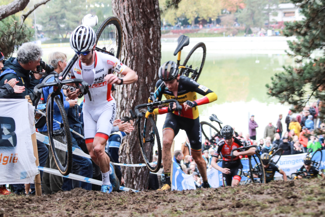 Iserbyt leads Toon Aerts and a group of riders at World Cup Bern. © Steffen Müssiggang