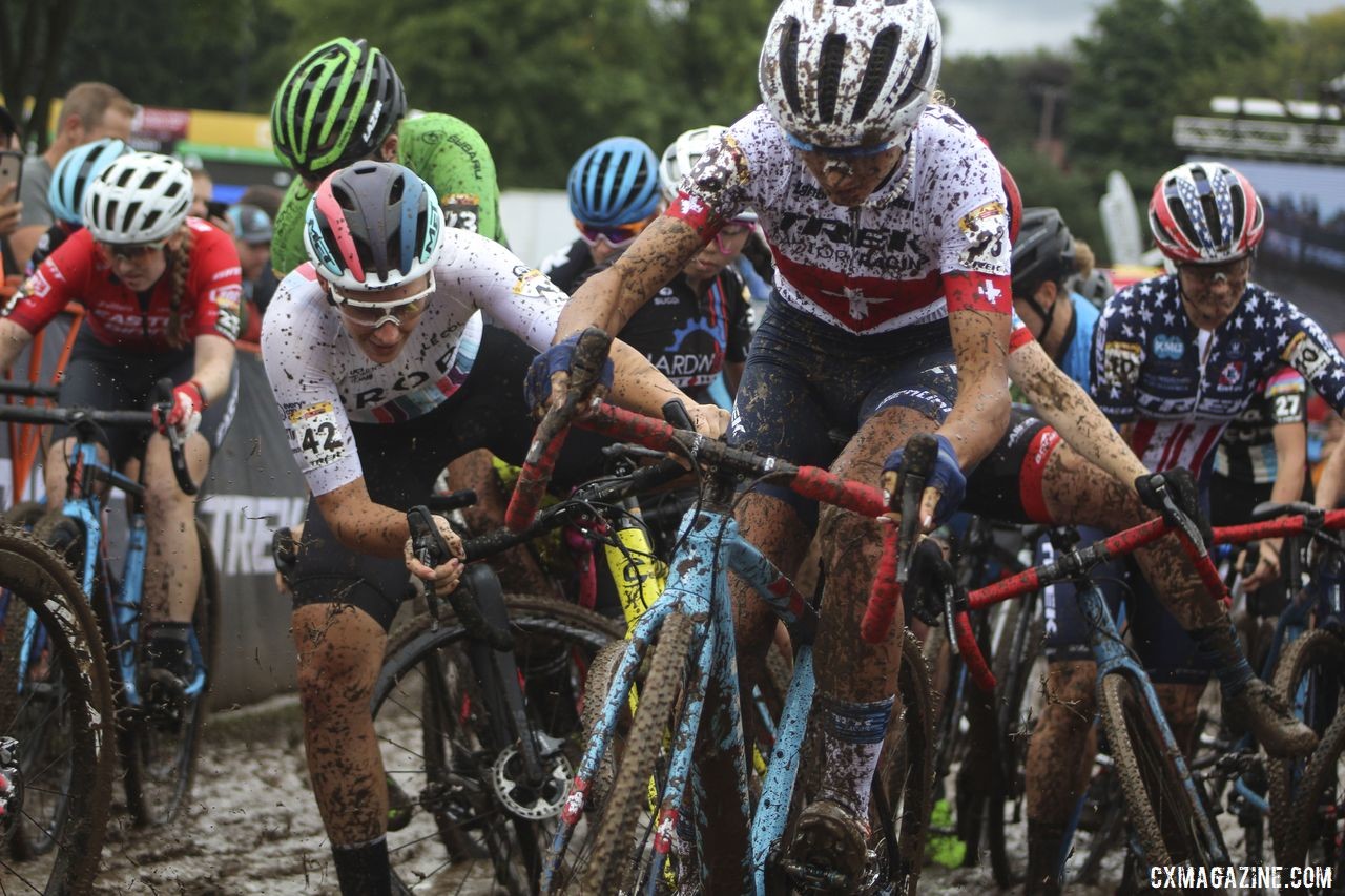 Tooley (red. left) avoided a mid-pack start line melee. © Cyclocross Magazine