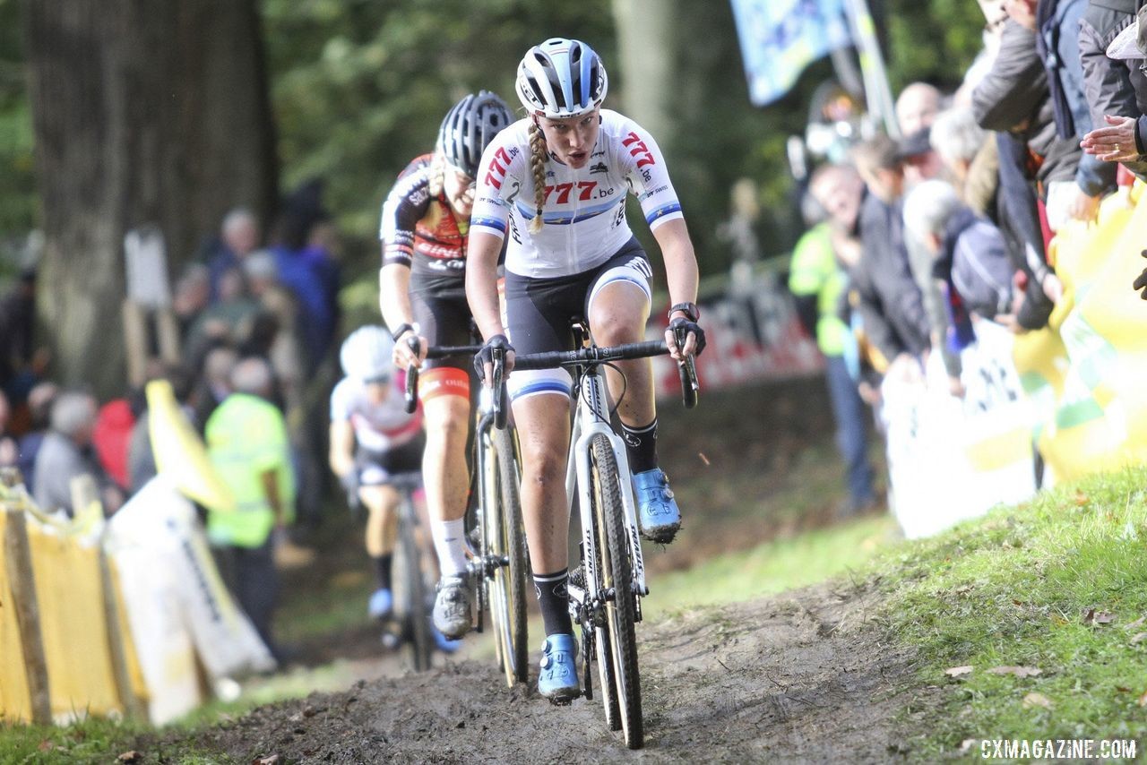Annemarie Worst helped set the pace early on. e Gavere. © B. Hazen / Cyclocross Magazine