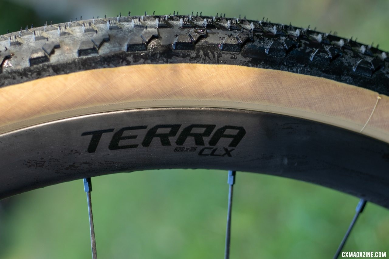 The Roval Terra CLX wheels made for easy tire installation and setup. A 50mm Cazadero tire required a tire lever, but inflated with just a floor pump. © A. Yee / Cyclocross Magazine