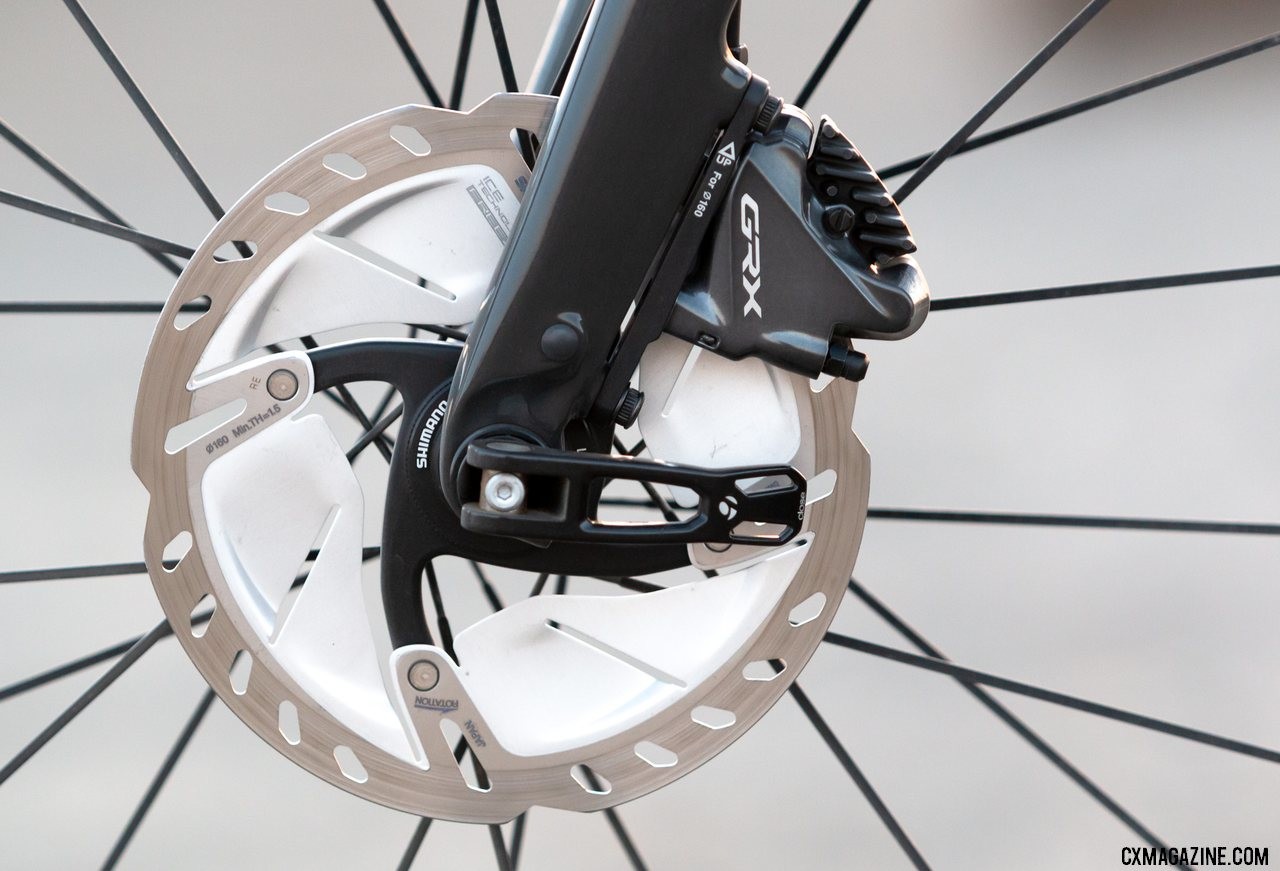 Shimano's gravel-oriented GRX family of components include hydraulic flat mount disc brakes. © A. Yee / Cyclocross Magazine