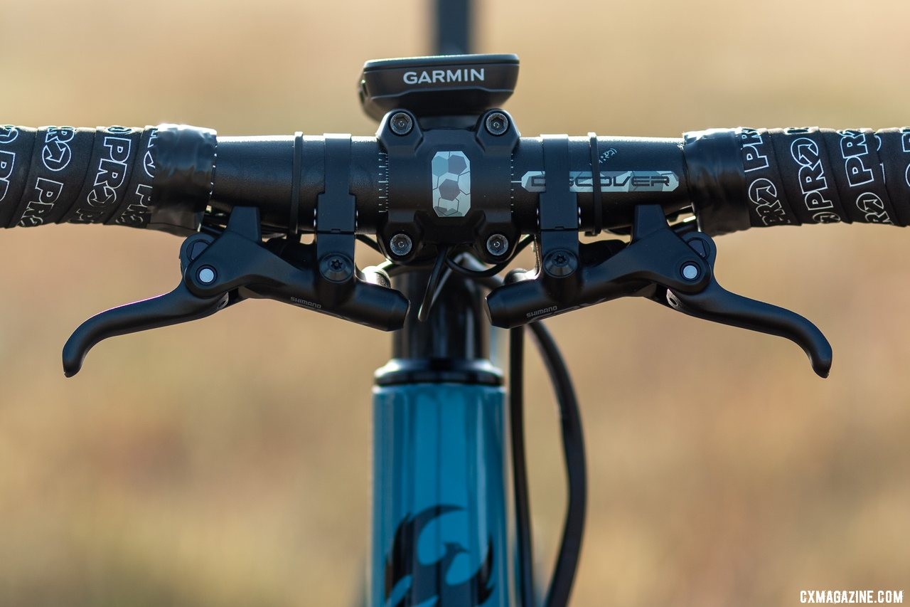 The GRX sub brake levers offer more hand positions on technical terrain and in group riding. Shimano's gravel-oriented GRX mechanical components, reviewed. © A. Yee / Cyclocross Magazine