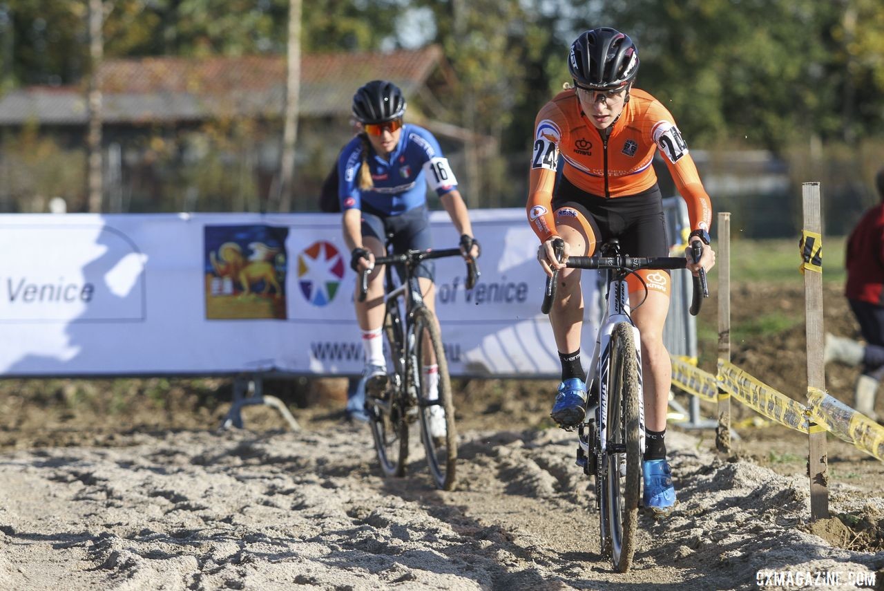 Yara Kastelijn grabbed the lead and forced Eva Lechner and others to chase. 2019 European Cyclocross Championships, Silvelle, Italy. © B. Hazen / Cyclocross Magazine